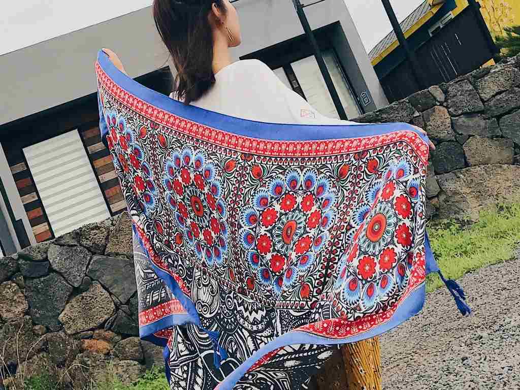 Phần khăn còn lại sẽ tự động rủ xuống, tạo thành một chiếc đầm hở lưng