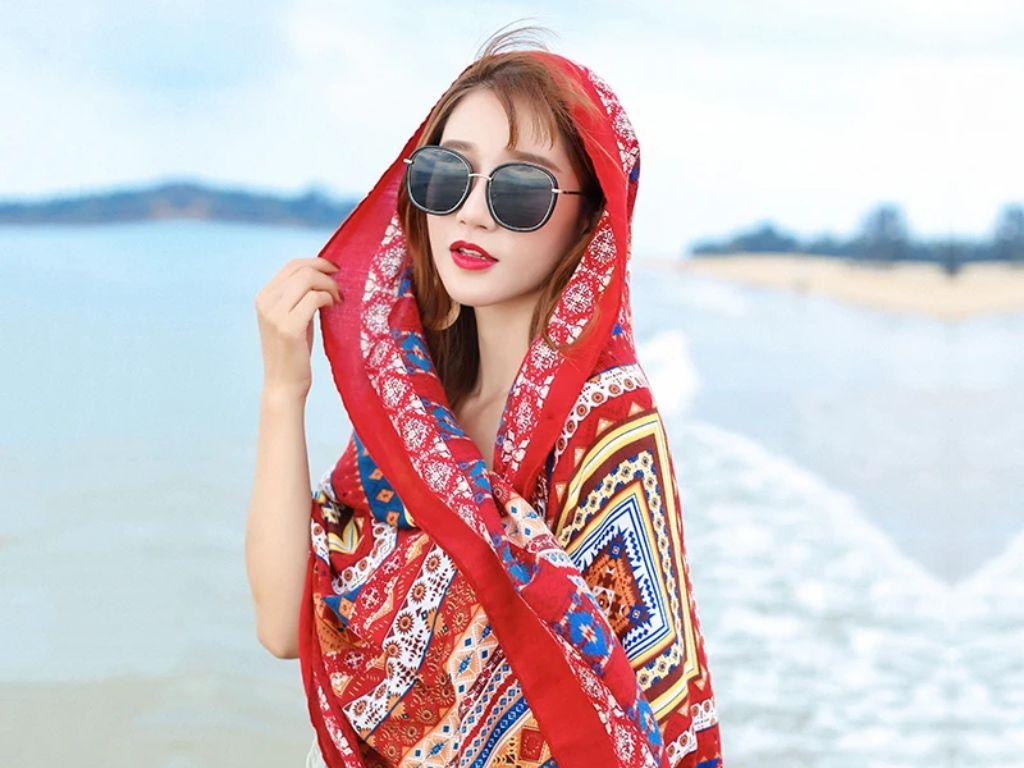 Một cách quàng khăn đi biển khác là buộc vào quai túi của bạn