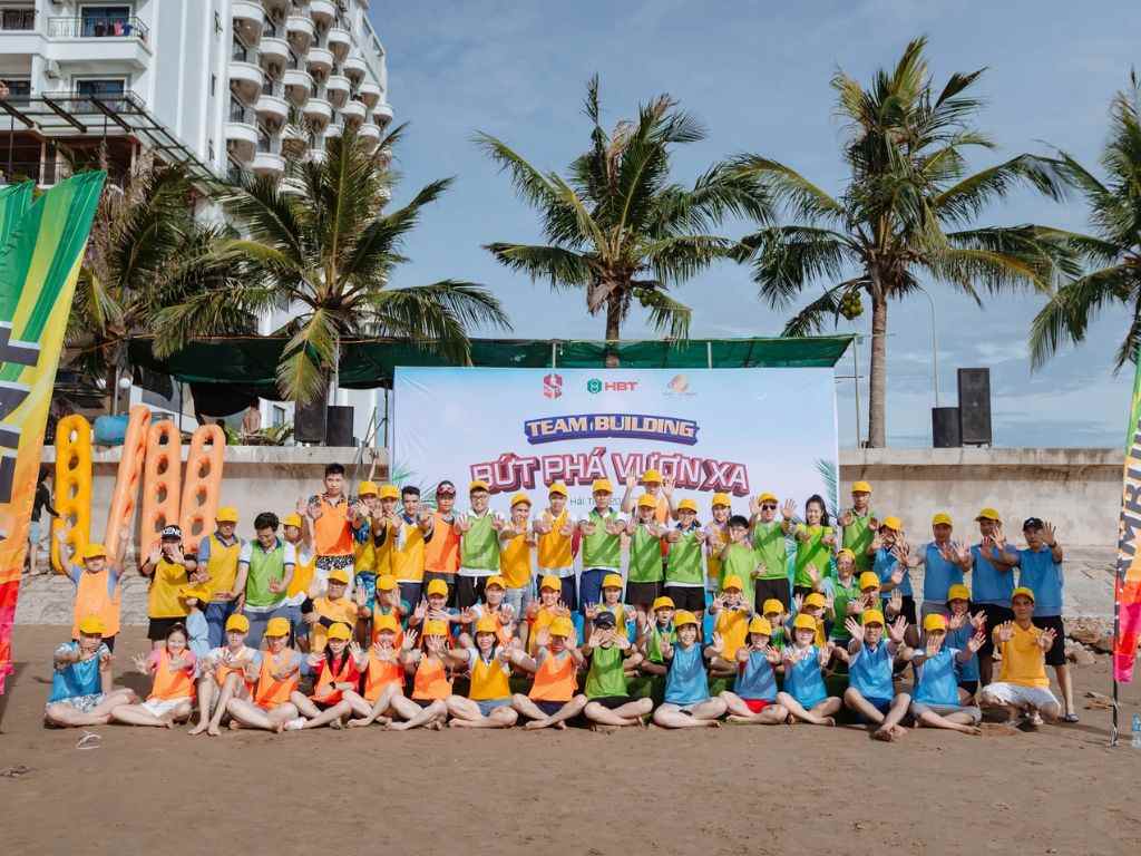 Cùng mặc một màu áo giúp tạo ra cảm giác bình đẳng