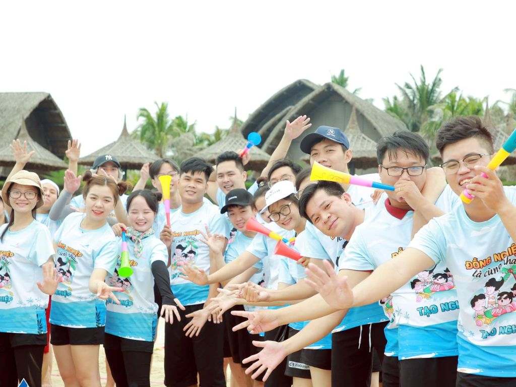 Kiểu đồng phục đi biển cho team này rất linh hoạt