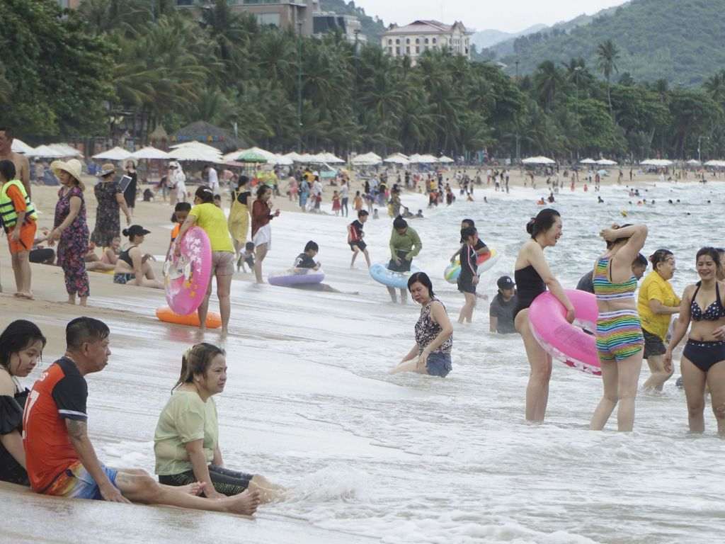 Bạn hãy tìm kiếm mẫu quần short đi biển nữ có phần cạp cao