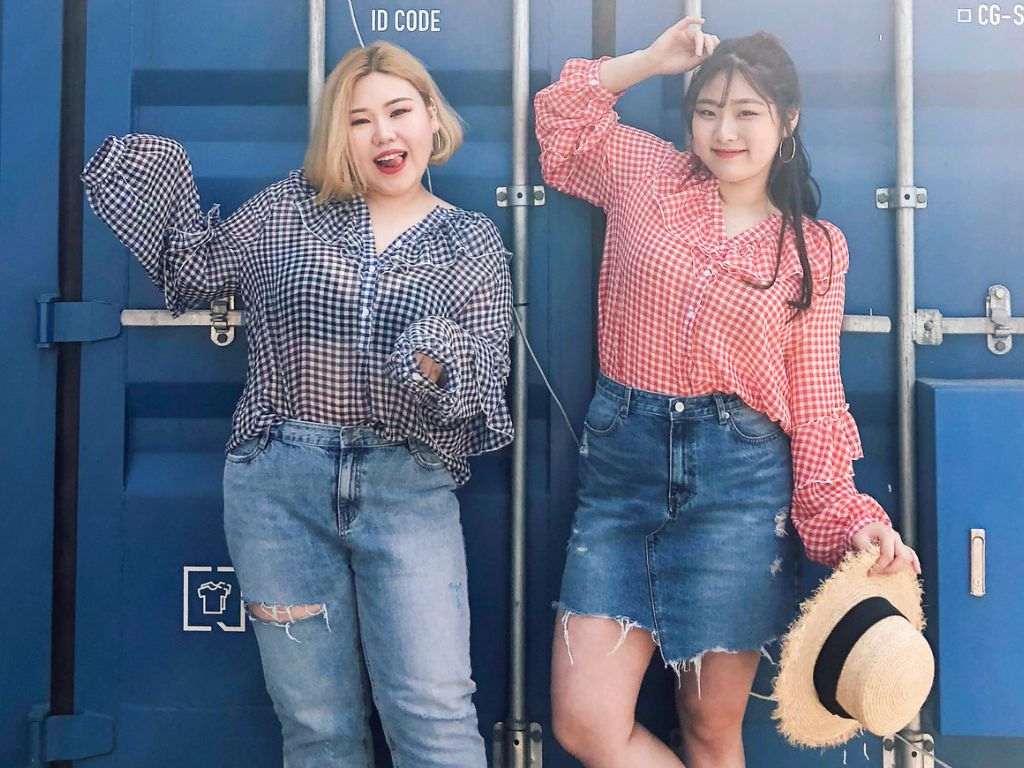 Cách phối đồ đi biển cho người béo là áo sơ mi voan