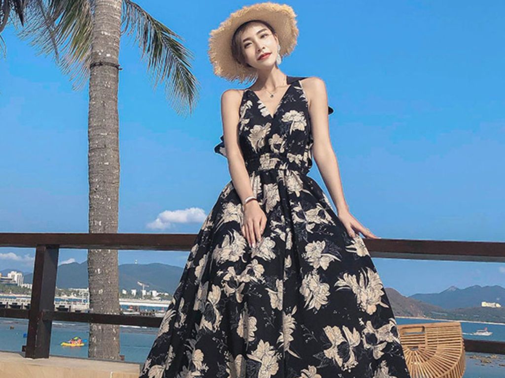 Bạn hãy ưu tiên dáng suông khi chọn đầm đi biển tuổi trung niên