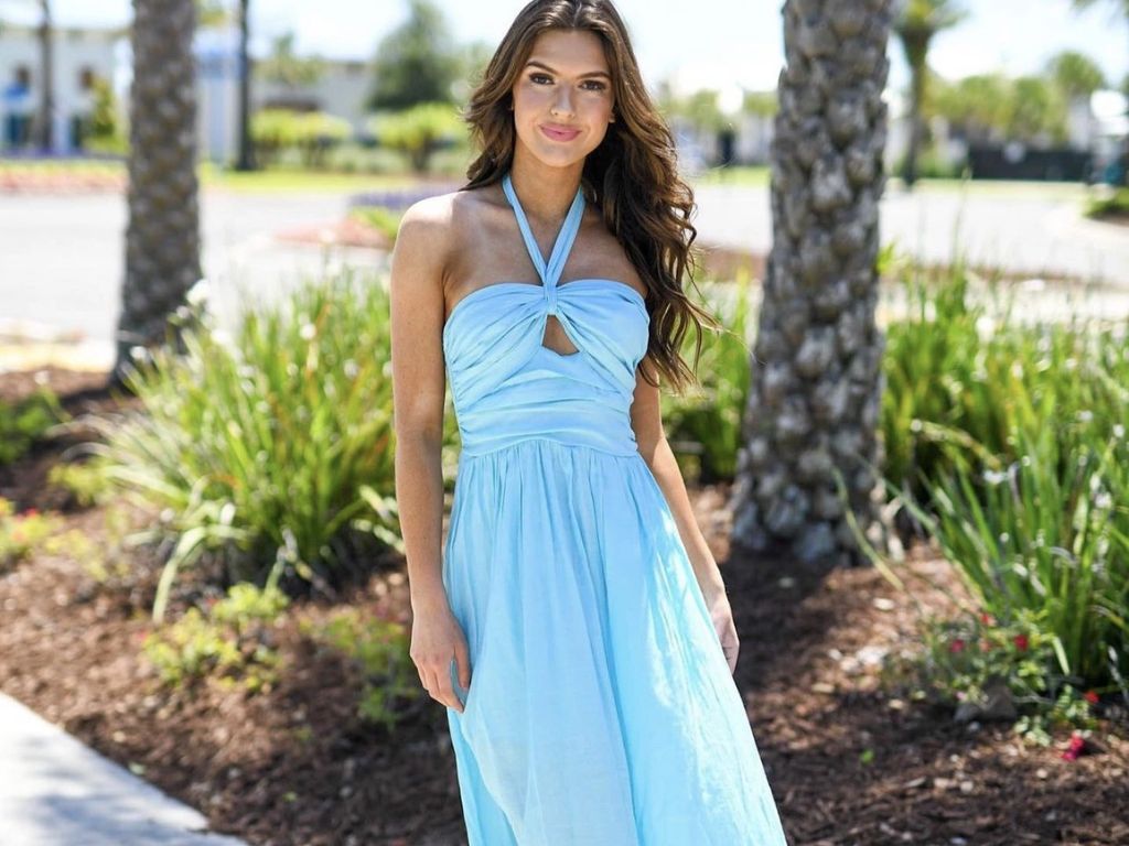 Kiểu dáng chữ A với phần eo được đẩy lên cao