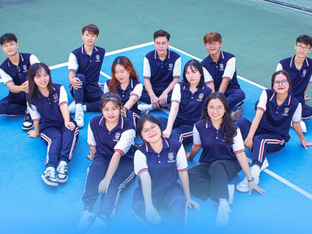 Bộ đồng phục Đại học Ngân hàng dành cho tiết học thể chất