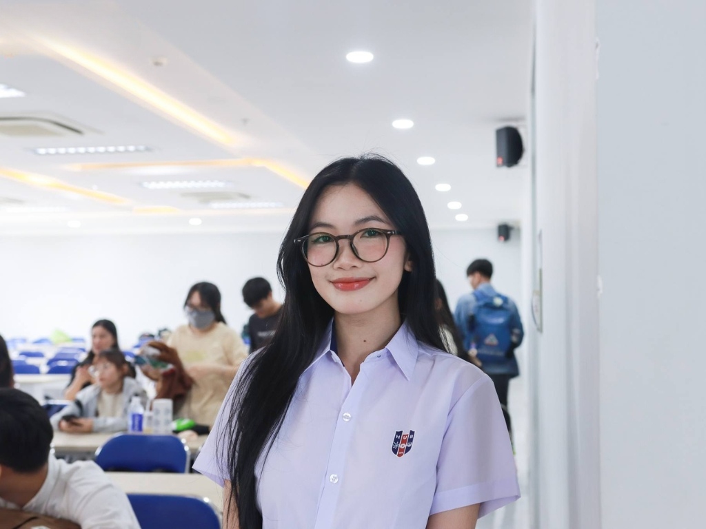 Logo đồng phục Đại học Ngân hàng phải được in/thêu sắc nét