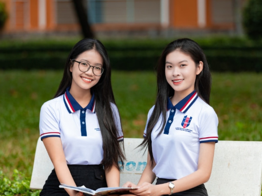 Đồng phục Đại học Ngân hàng giúp xây dựng hình ảnh chỉn chu cho sinh viên