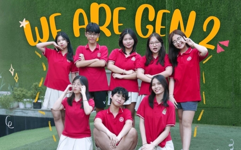 Bạn có thể phối áo lớp màu đỏ đô với nhiều kiểu trang phục khác nhau