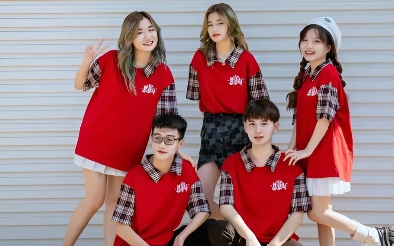 Áo lớp đỏ đỏ phối màu thể hiện phong cách độc đáo