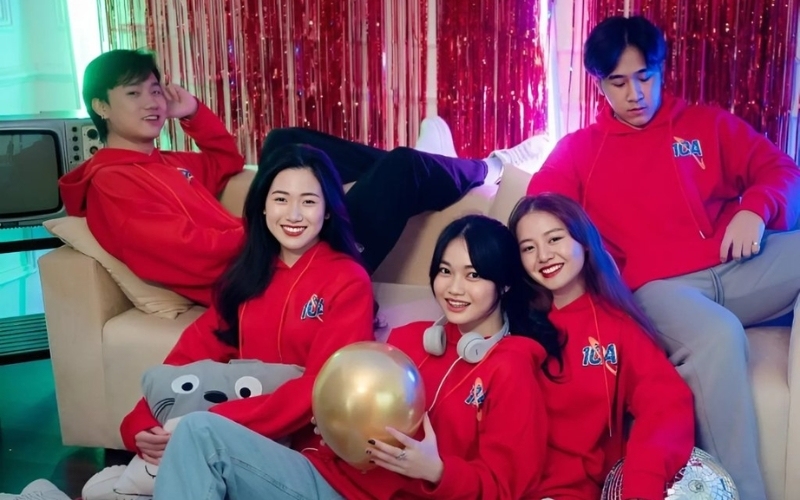 Áo hoodie màu đỏ đô có thể linh hoạt dùng làm áo khoác