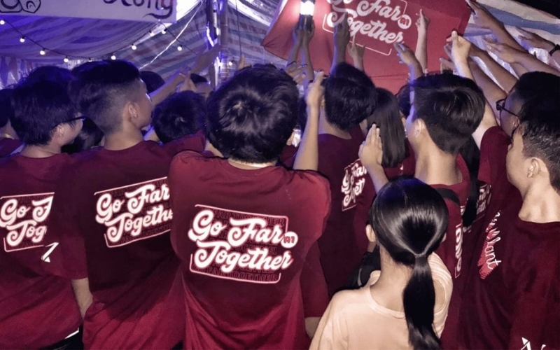 Áo lớp in hình dạ quang là một trong những xu hướng nổi bật và phá cách