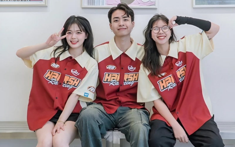 Áo màu đỏ đô kiểu dáng thể thao tạo cảm giác năng động