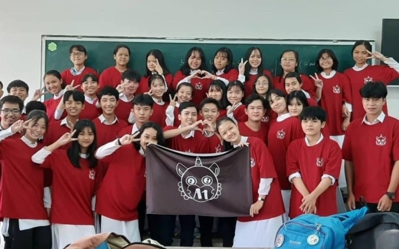 Áo lớp màu đỏ đô tạo sự nổi bật, trẻ trung và năng động