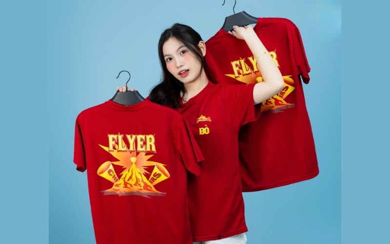 Áo lớp màu đỏ đô kiểu dáng cổ tròn mang lại sự thoải mái