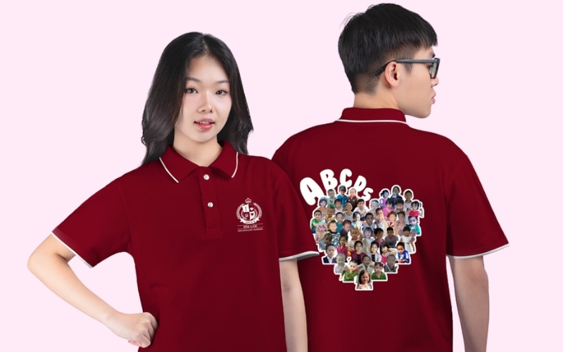 Áo polo màu đỏ đô tôn lên vẻ trang nhã và thanh lịch