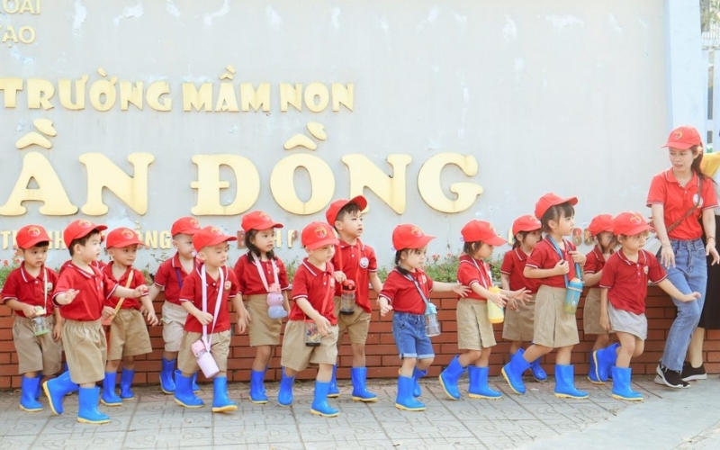 Học sinh mặc đồng phục giúp nhà trường dễ quản lý hơn khi tham gia ngoại khóa