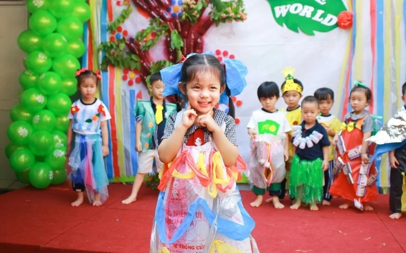 Trang phục tái chế đơn giản từ áo mưa