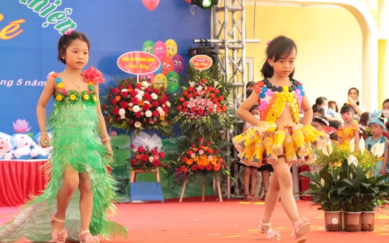 Ý tưởng trang phục tái chế đơn giản từ chai nhựa