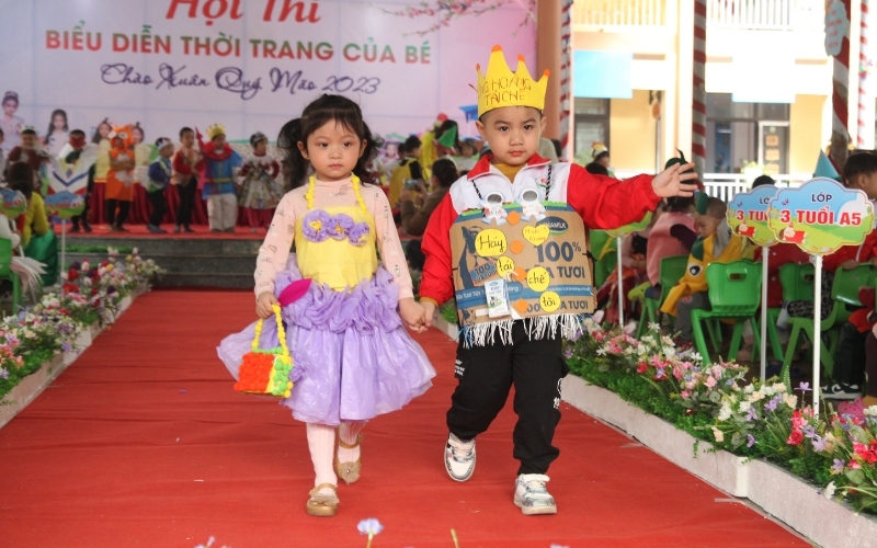 Trang phục tái chế đơn giản được tạo nên từ các vật liệu đã qua sử dụng