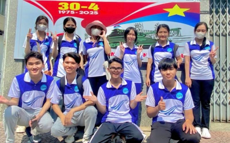 Bạn có thể mua đồng phục đại học Sài Gòn ở văn phòng đoàn trường