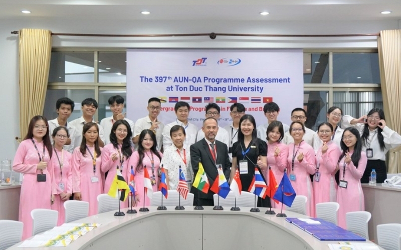 Đại học Tôn Đức Thắng đồng phục cần phải có form dáng chuẩn