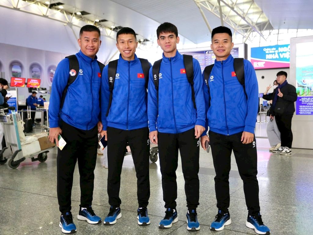 Áo khoác nỉ thể thao giúp giữ ấm cơ thể trong thời tiết lạnh