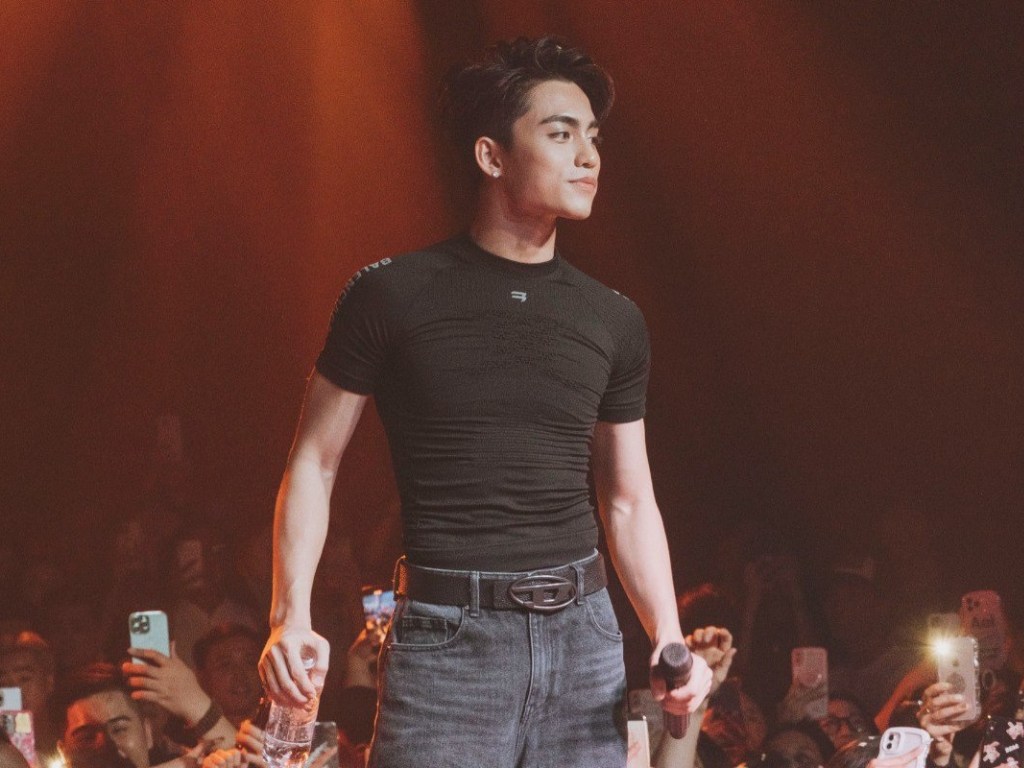 Kiểu áo ôm cơ thể giúp tạo vẻ ngoài gọn gàng cho người mặc