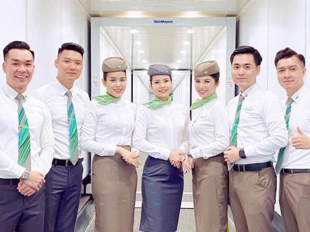 Áo sơ mi đồng phục form slim fit mang đến vẻ ngoài hiện đại và năng động