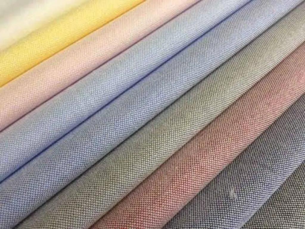 Vải oxford có kiểu dệt rổ, giúp đồng phục sơ mi đứng form tốt hơn