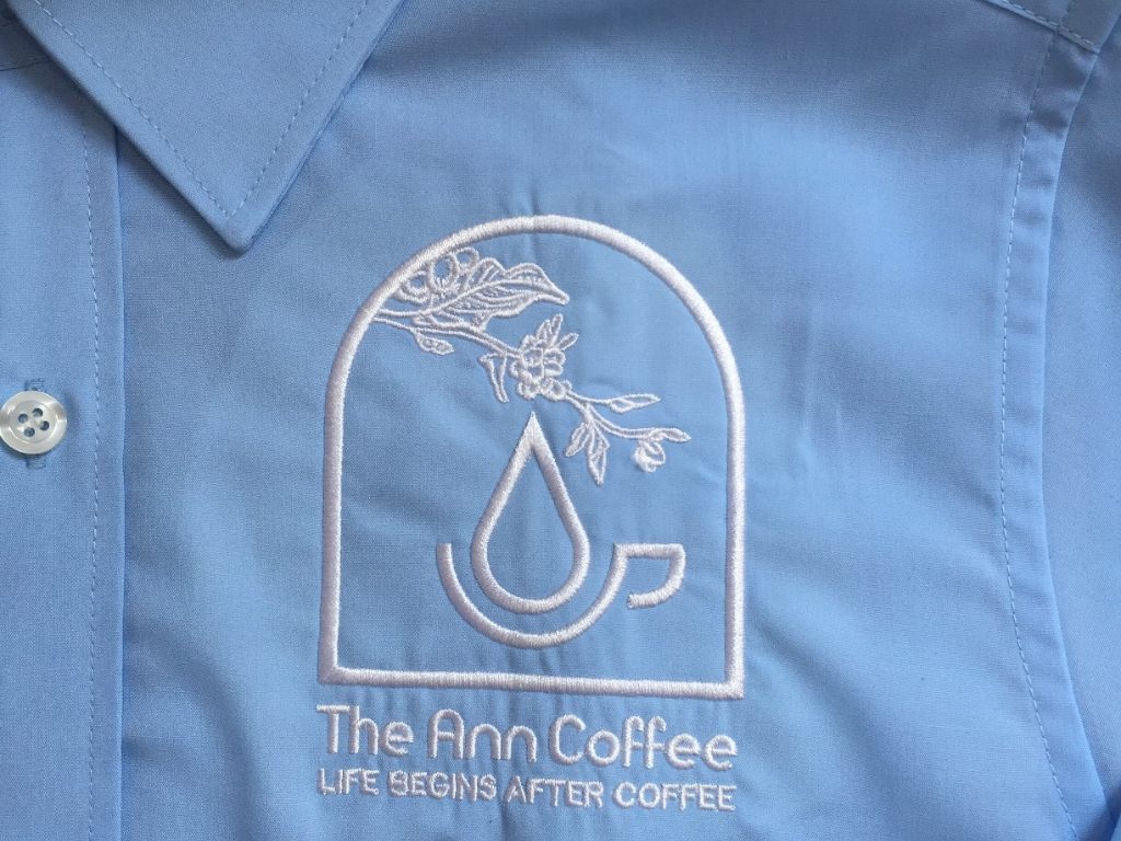 Một chiếc áo sơ mi đồng phục công ty đẹp cần đảm bảo logo được thêu sắc nét, rõ ràng