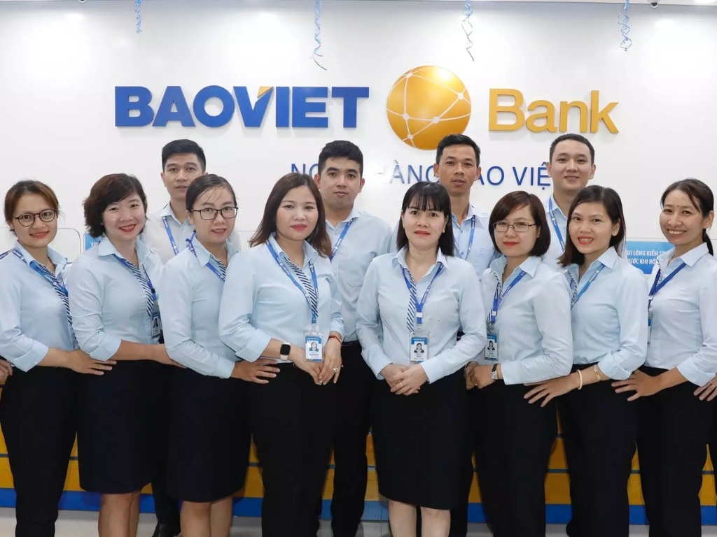 Mẫu áo sơ mi đồng phục phối màu ở nẹp cúc