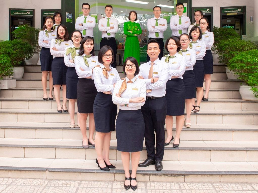 Mẫu áo sơ mi đồng phục công ty đẹp hiện nay có xu hướng sử dụng gam màu trắng