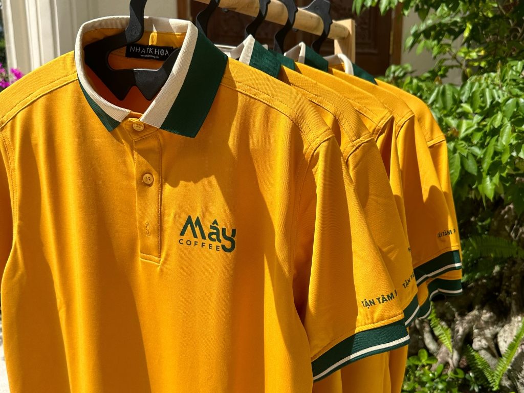 In lụa phù hợp với logo áo thun đồng phục có cổ có màu sắc đơn giản