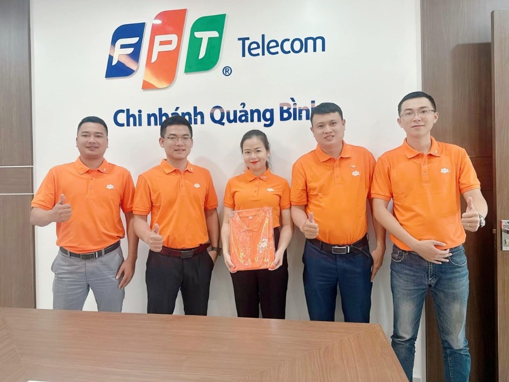 Bạn nên chọn áo có thiết kế đơn giản để may đồng phục công sở giá tốt