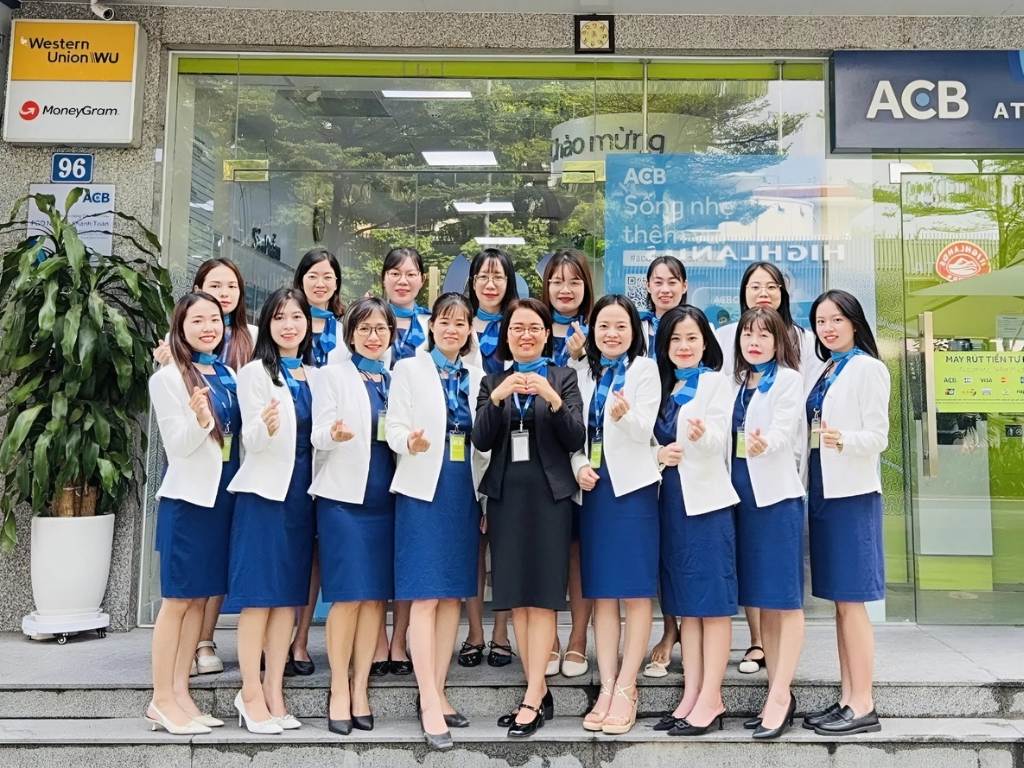 Mẫu đồng phục công sở nữ đẹp cần có kiểu dáng phù hợp với số đông