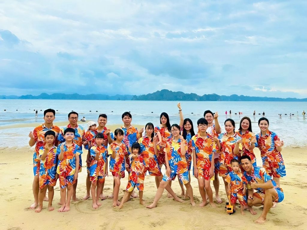 Áo du lịch giúp dễ nhận diên nhóm đông người