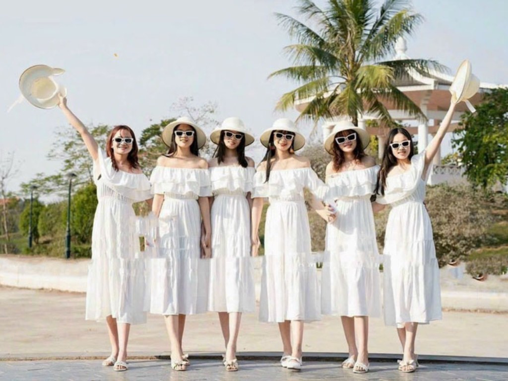 Bạn nên chọn váy đi biển có kiểu dáng bay bổng để tạo sự thoải mái