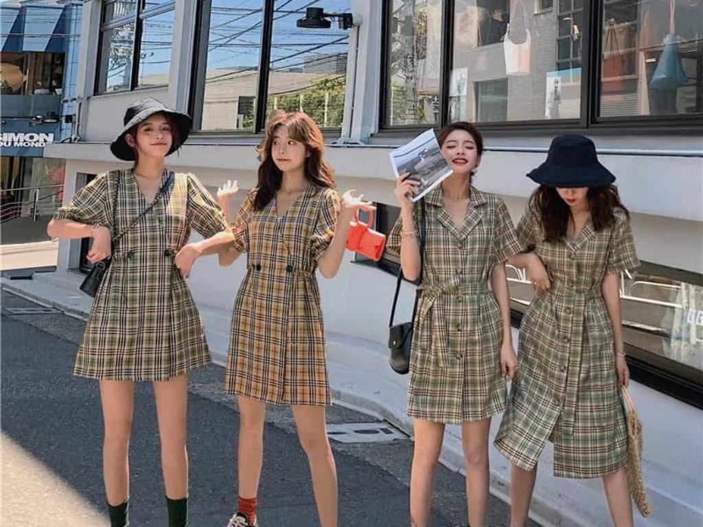 Việc trang bị váy đồng phục đi biển thể hiện tinh thần tập thể mạnh mẽ