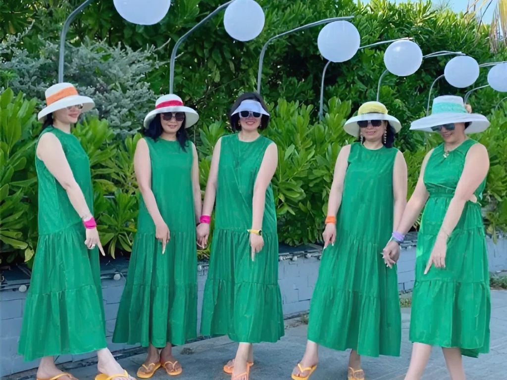 Thiết kế váy đi biển cần phù hợp với mọi thành viên trong nhóm