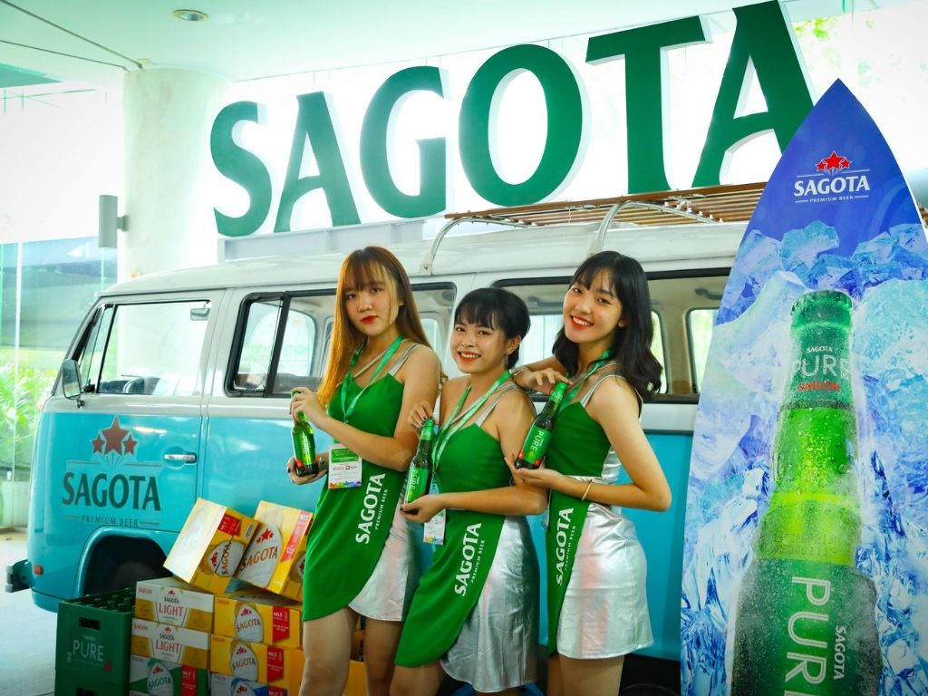 Màu sắc của váy đồng phục cần phải hài hòa với bộ nhận diện thương hiệu