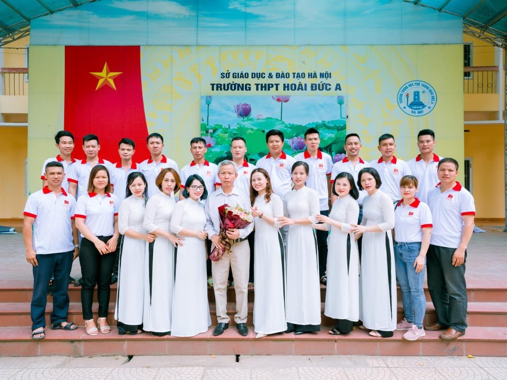 Bạn nên chọn trang phục họp lớp lịch sự, giản dị khi về trường cũ gặp thầy cô, bạn bè