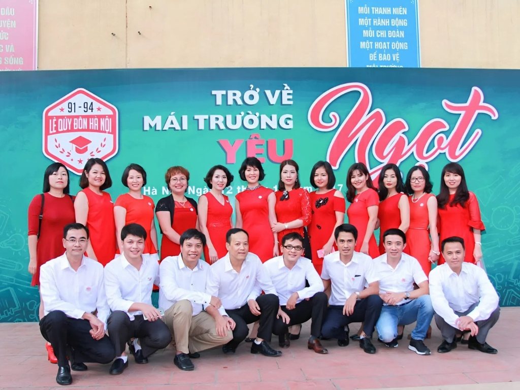 Về thăm trường cũ nên mặc gì? Câu trả lời là những bộ trang phục thanh lịch