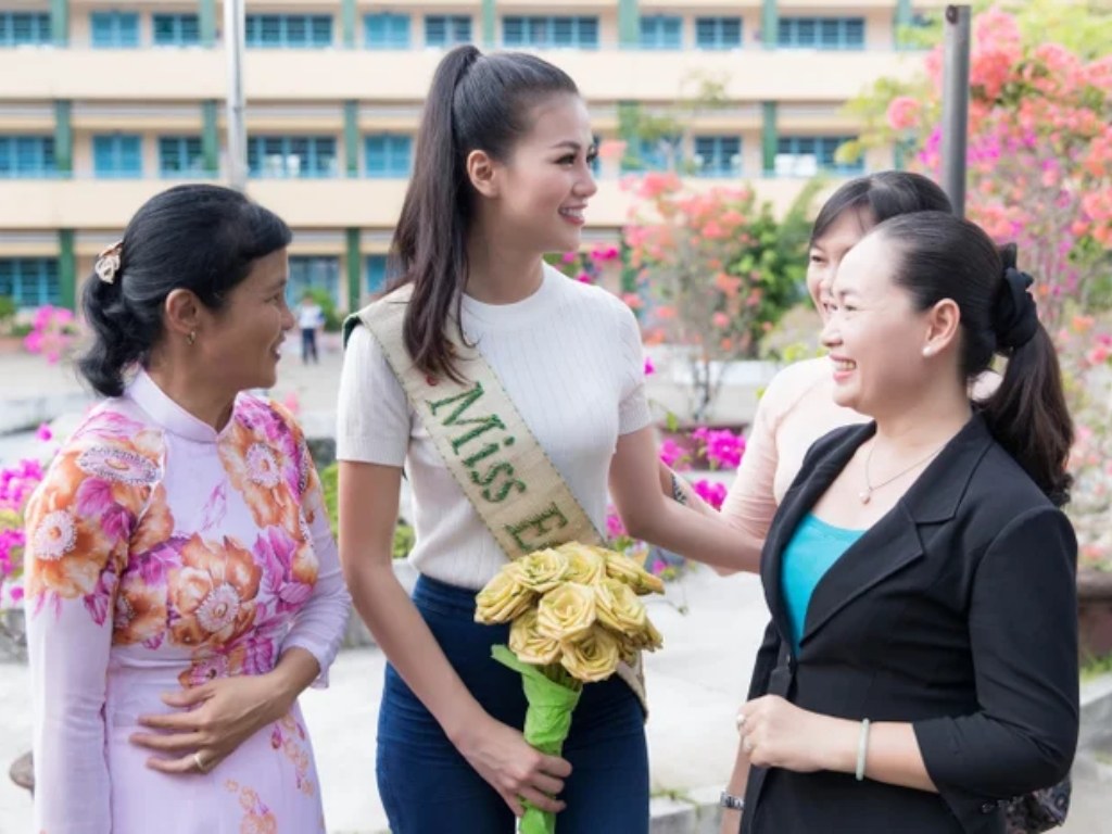 Về thăm trường cũ nên mặc gì? Câu trả lời đó là trang phục lịch sự và chỉn chu