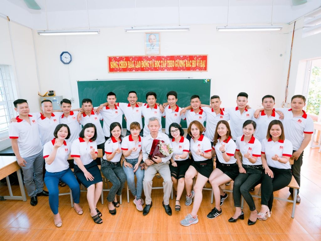 Đồng phục lớp là câu trả lời tuyệt vời cho câu hỏi về thăm trường cũ nên mặc gì