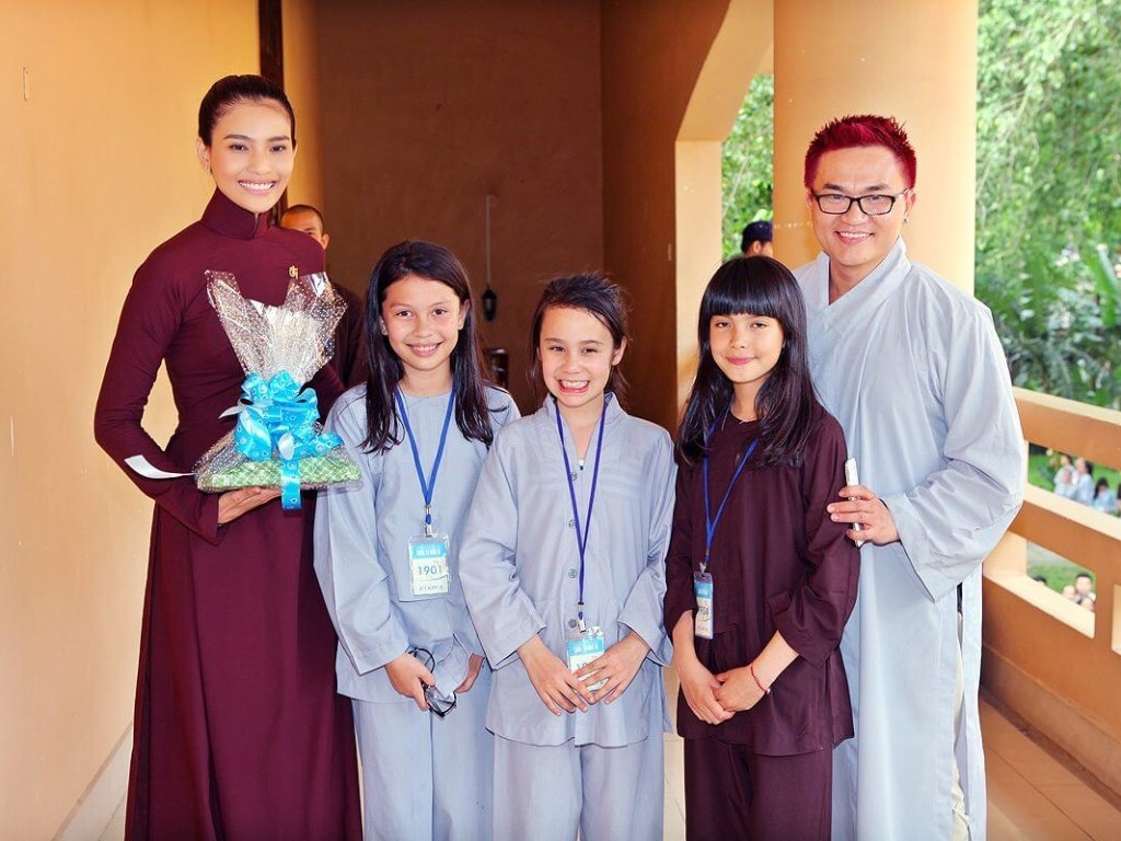 Nếu bạn đi đến nơi tôn nghiệm thì cần trọn trang phục kín đáo