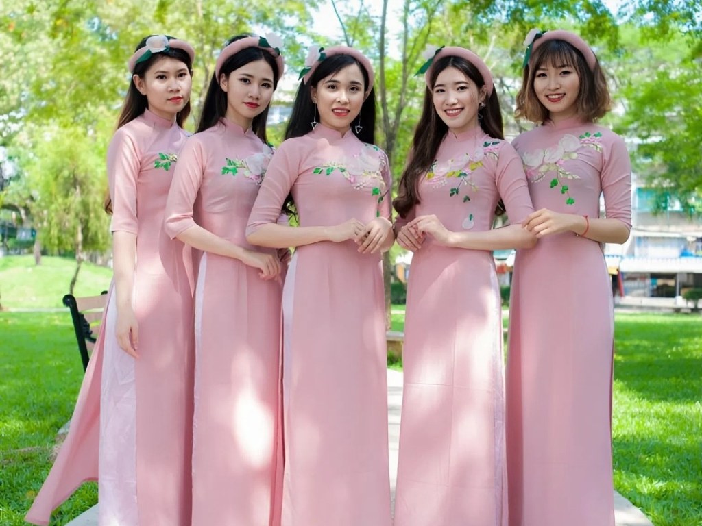 Bạn nên chọn trang phục có thiết kế đơn giản cho dress code hồng