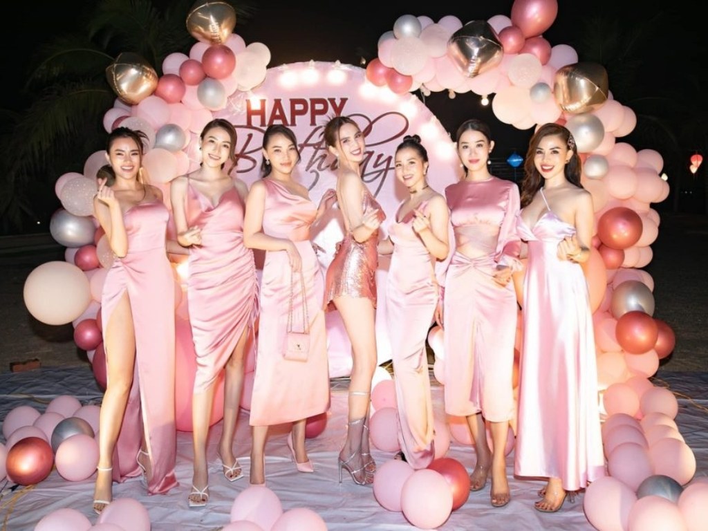 Dress code hồng giúp tạo ra một không khí vui tươi và thân thiện