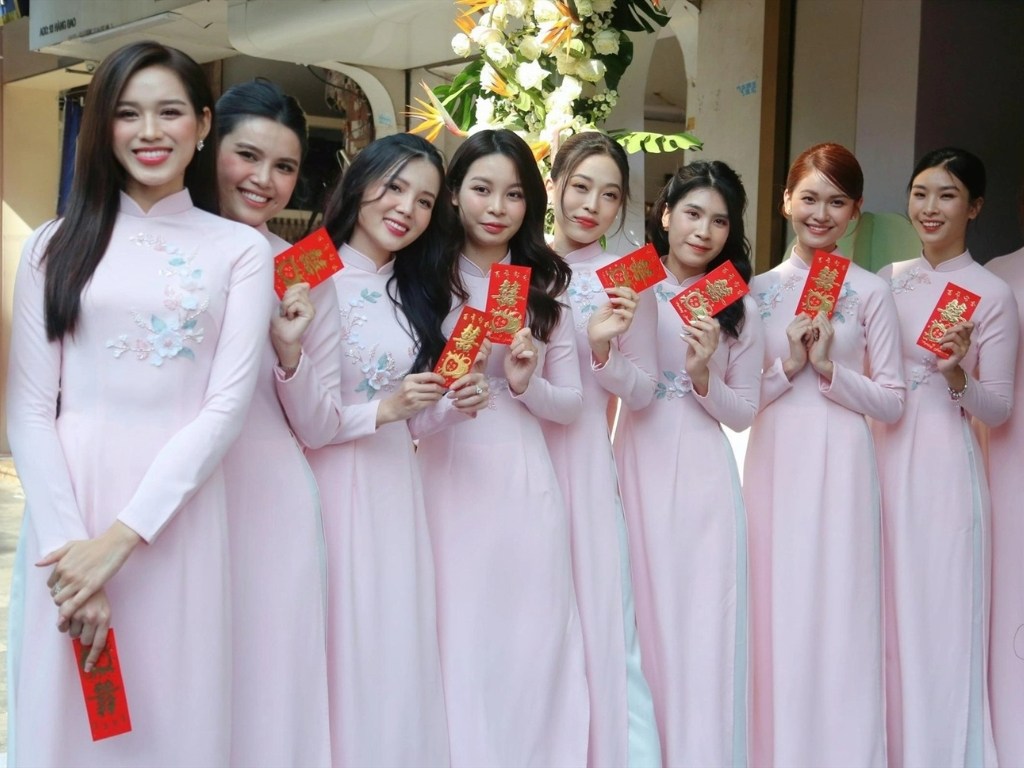 Dress code hồng pastel mang lại vẻ nhẹ nhàng và lãng mạn