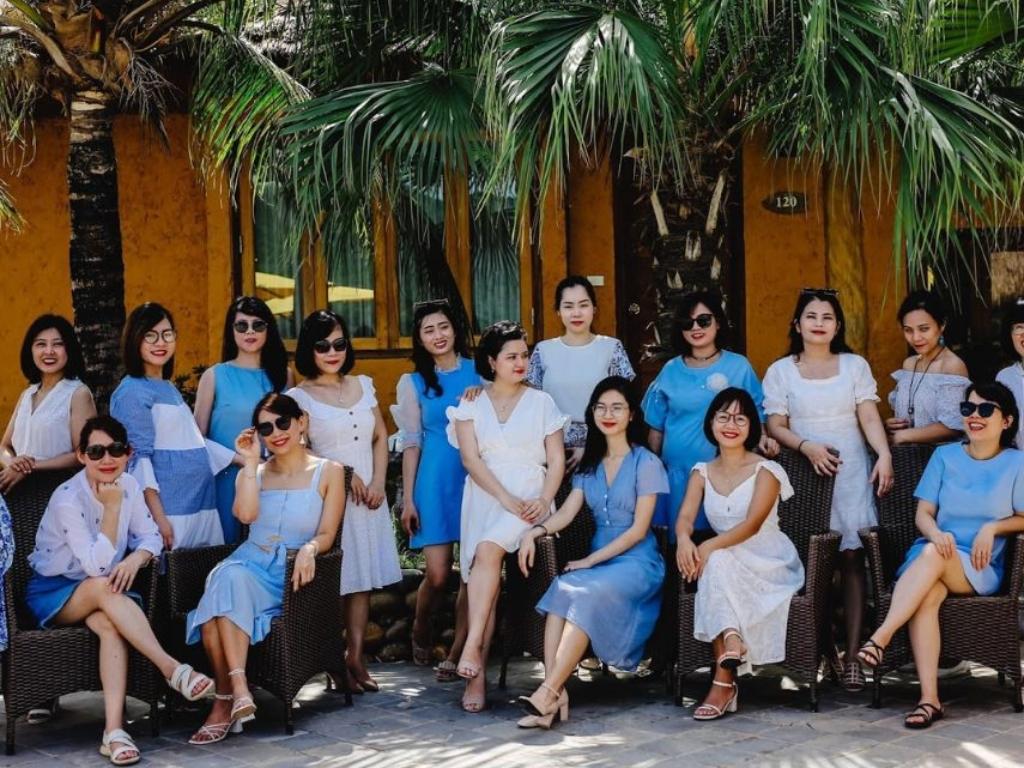 Dress code xanh trắng mang lại vẻ đẹp tươi mới