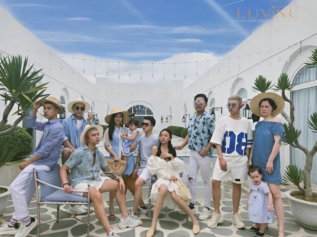 Cách phối đồ tinh tế theo dress code xanh trắng